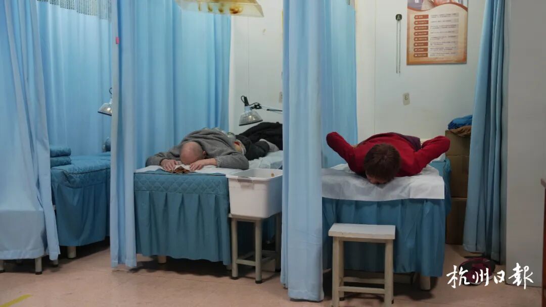 新婚不久捡到孩子，杭州女子养了他60年，现在仍在当全职妈妈…