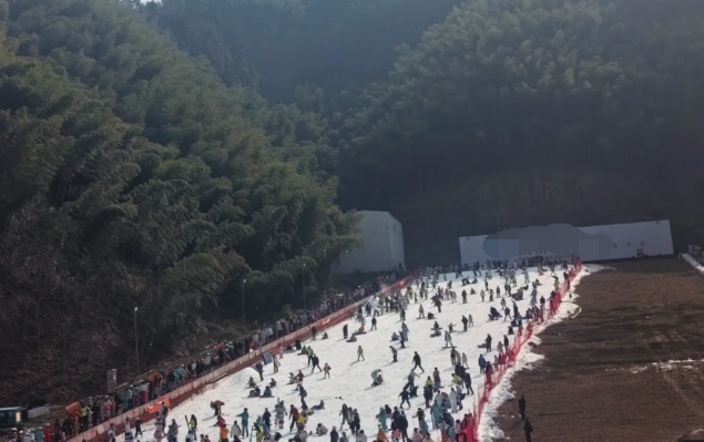杭州一滑雪场“魔毯”突发故障致多人摔倒，雪场回应：目前设备正在检修维护，暂停开放