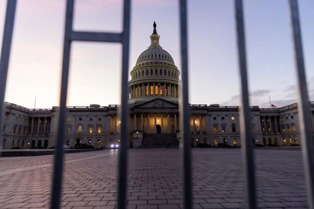 特朗普合影被删又放出，“是在保护受害者，还是保护精英？”