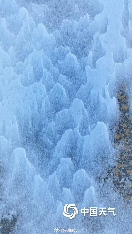 此时雪成了风的形状