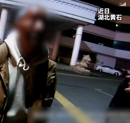 隔代亲！一边 “念叨”，一边笑着闹着把家回