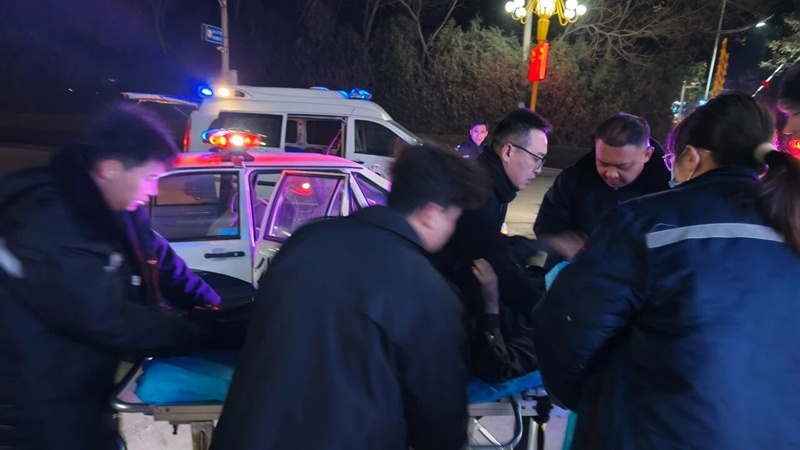 88岁老人走失！凌晨五点，民警徒步深山轮流将其背回