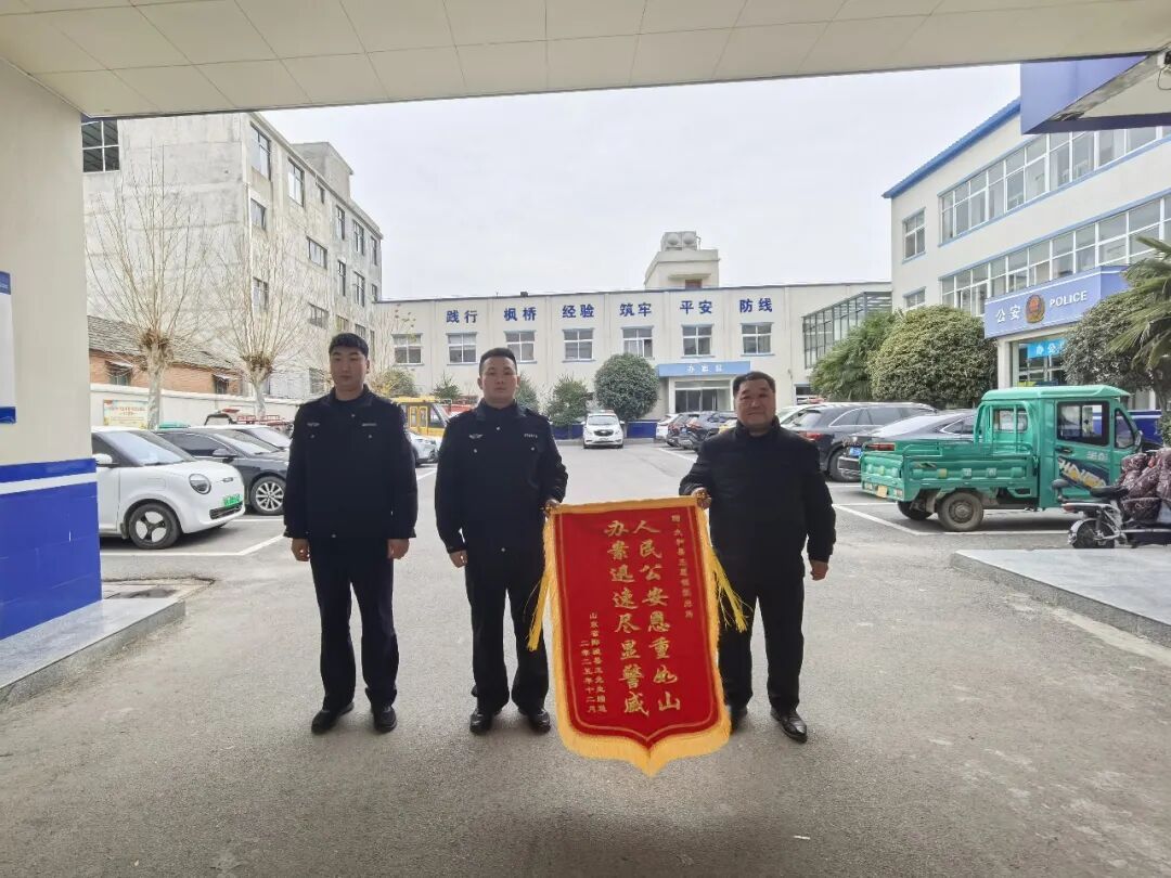 50000元物品从后备箱“飞出”！阜阳警方提醒！