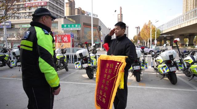 “非常感谢他们，高架下面就在等我们，一路带我们过去”