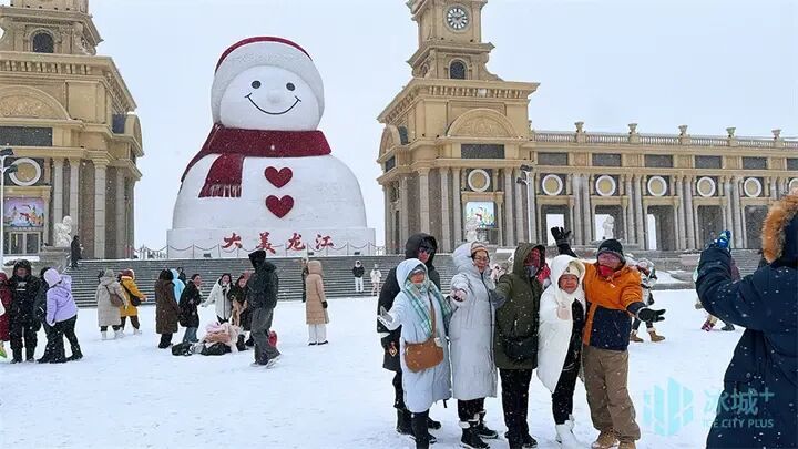 太上头了！一场降雪让游客解锁冰城N种玩雪姿势