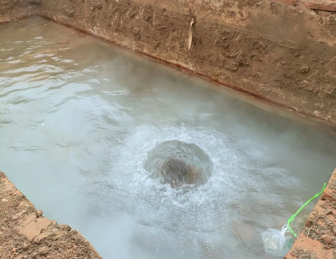 贾鲁河源头温泉“奇迹”复涌，机井房已拆除，“方便游客看清温泉全貌”