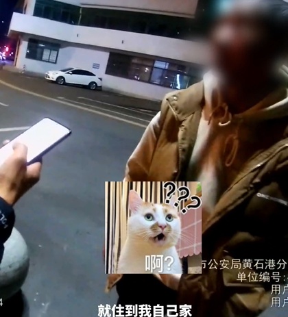 隔代亲！一边 “念叨”，一边笑着闹着把家回