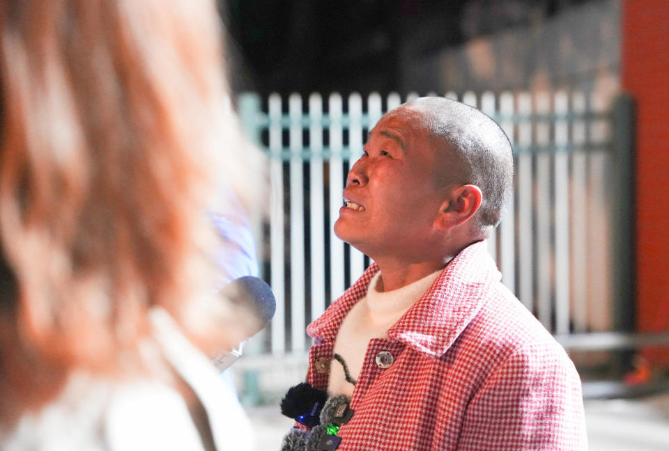 湖南“孤胆姐姐”24年为弟追凶案被告人判处死缓，姐姐在弟弟埋葬地哭着念判决结果