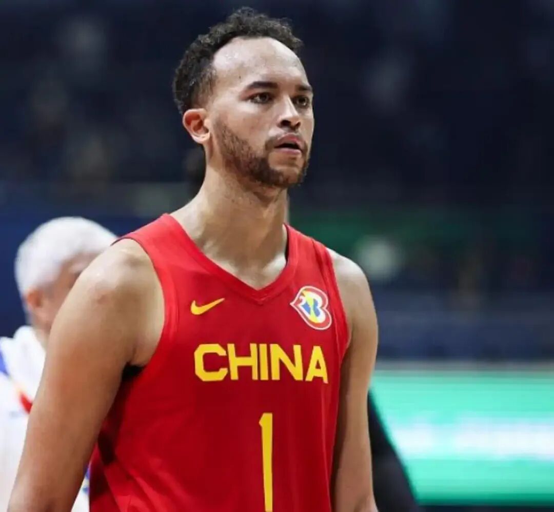 中国男篮历史首位归化球员，NBA官网显示李凯尔国籍已更改为美国籍
