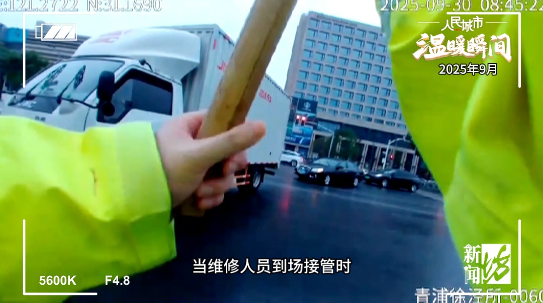 上海滚滚车流中，三人同一姿势，整整3个小时！这一幕动容