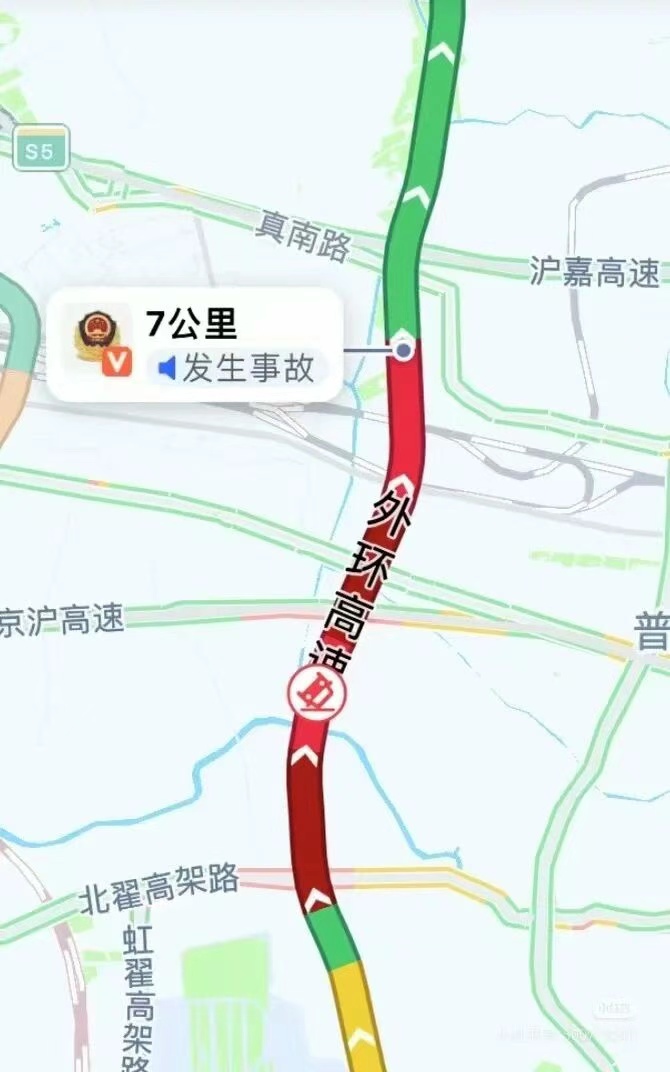 一辆车撞破护栏半悬在空中！上海警方：未造成人员受伤，排除司机酒驾毒驾嫌疑