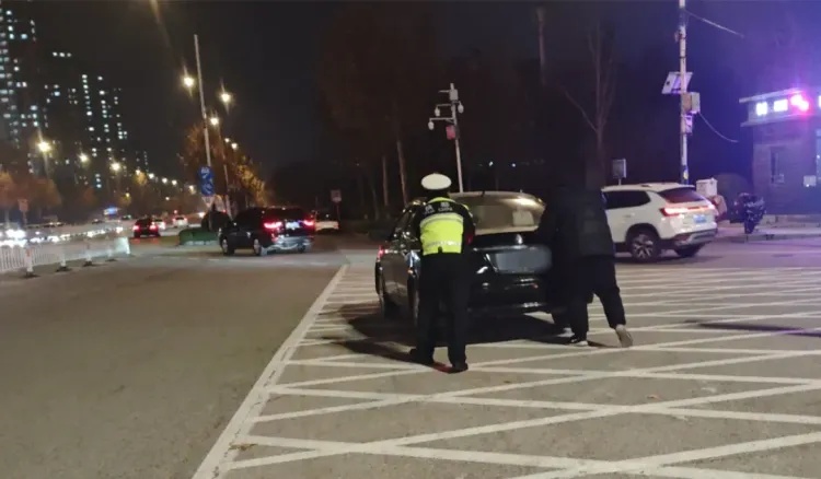 晚高峰时期，车辆突然“趴窝”！接下来一幕暖了……