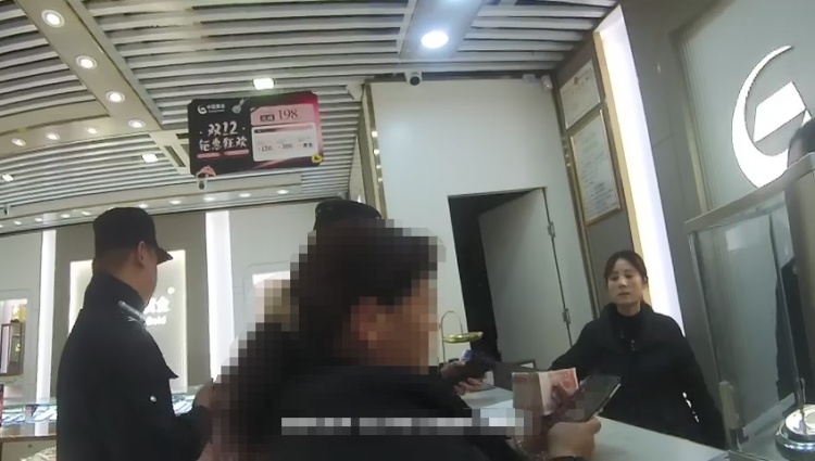 “买20颗金豆！”女子不断催促，店长报警......