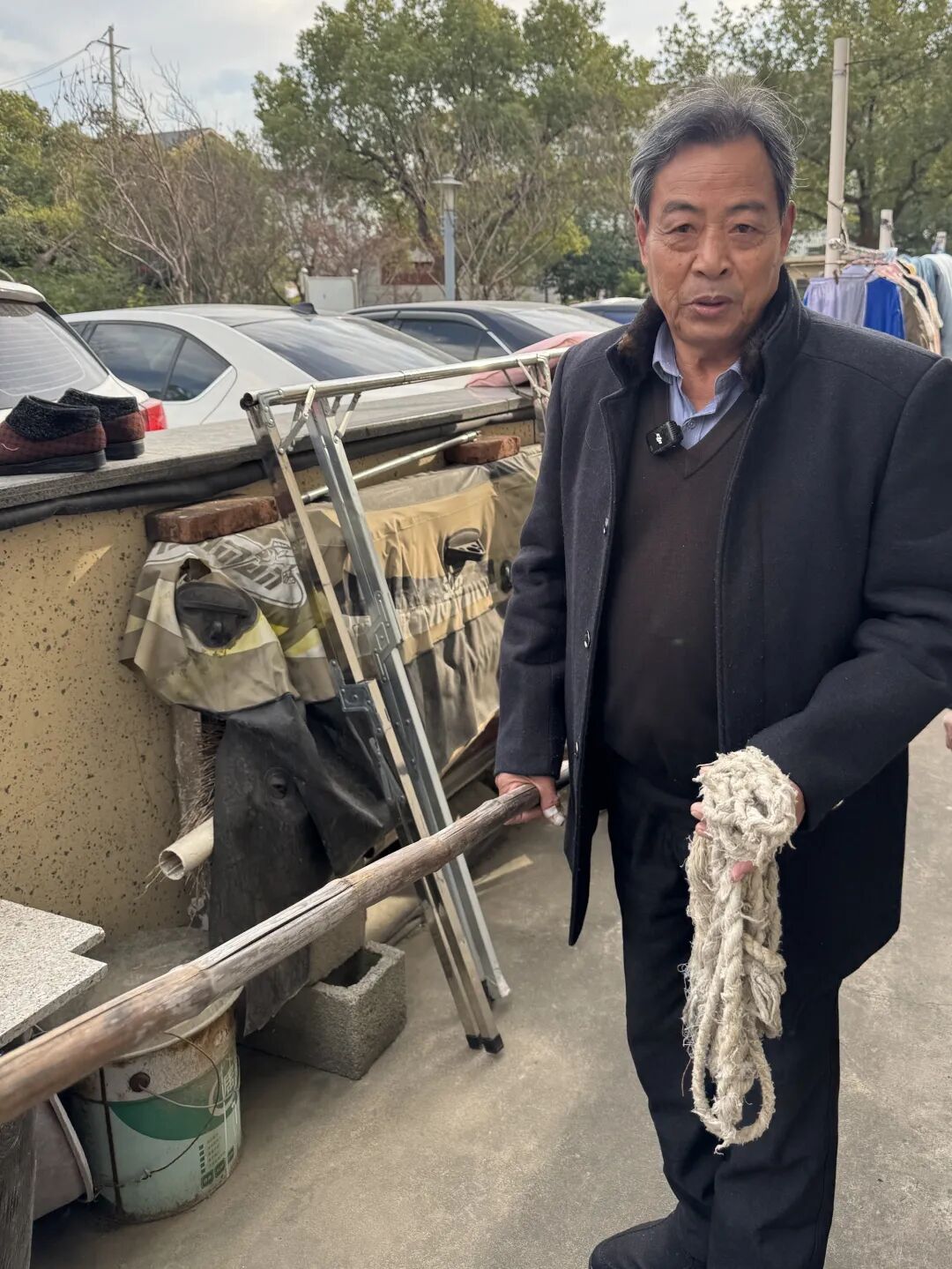 清晨，浙江大伯睡梦中听见呼救，穿着短裤就冲了出去……