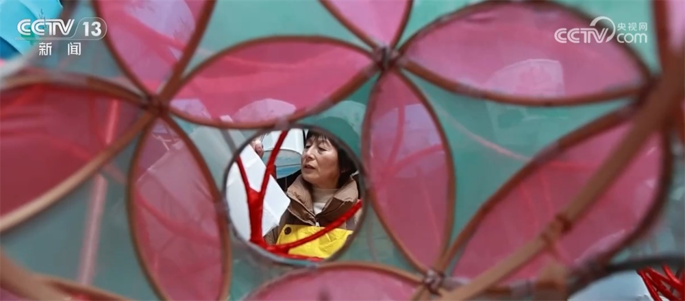 马元素受青睐助力节日消费市场“热起来” “花灯+文创”勾勒新年新图景