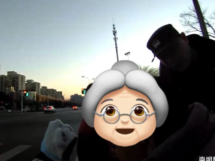 寒潮挡不住温情 民警接力送迷路老人回家