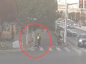 寒潮挡不住温情 民警接力送迷路老人回家