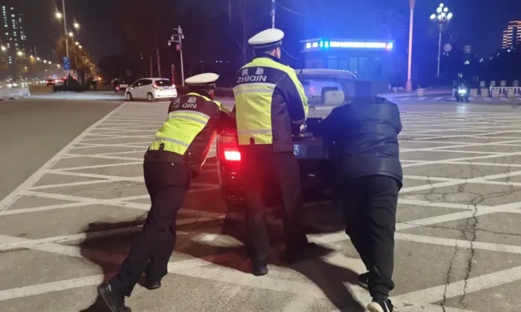 晚高峰时期，车辆突然“趴窝”！接下来一幕暖了……