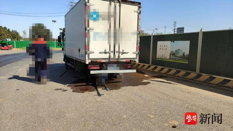 货车轮胎突然掉落，后方轿车无辜遭了殃