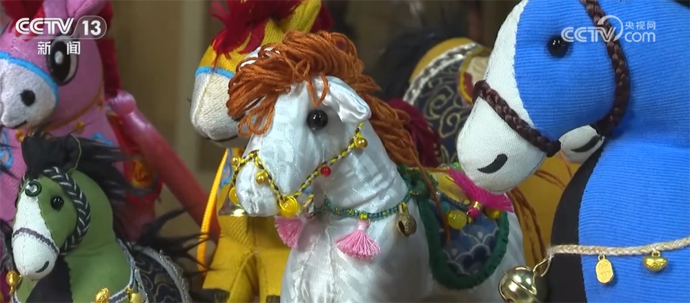 马元素受青睐助力节日消费市场“热起来” “花灯+文创”勾勒新年新图景