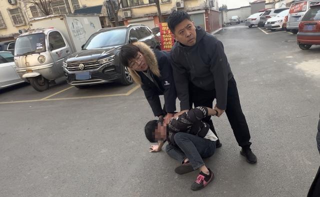 76万现金堆满出租车后座！临沂民警破门瞬间骗子正发"钱已到手"