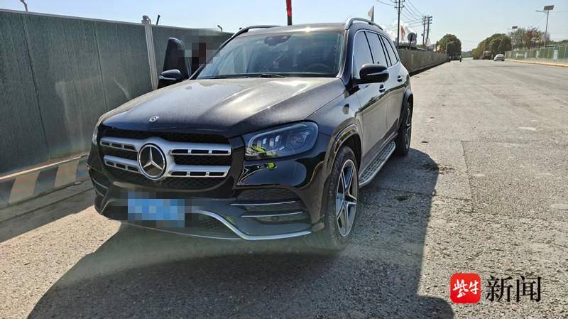 货车轮胎突然掉落，后方轿车无辜遭了殃