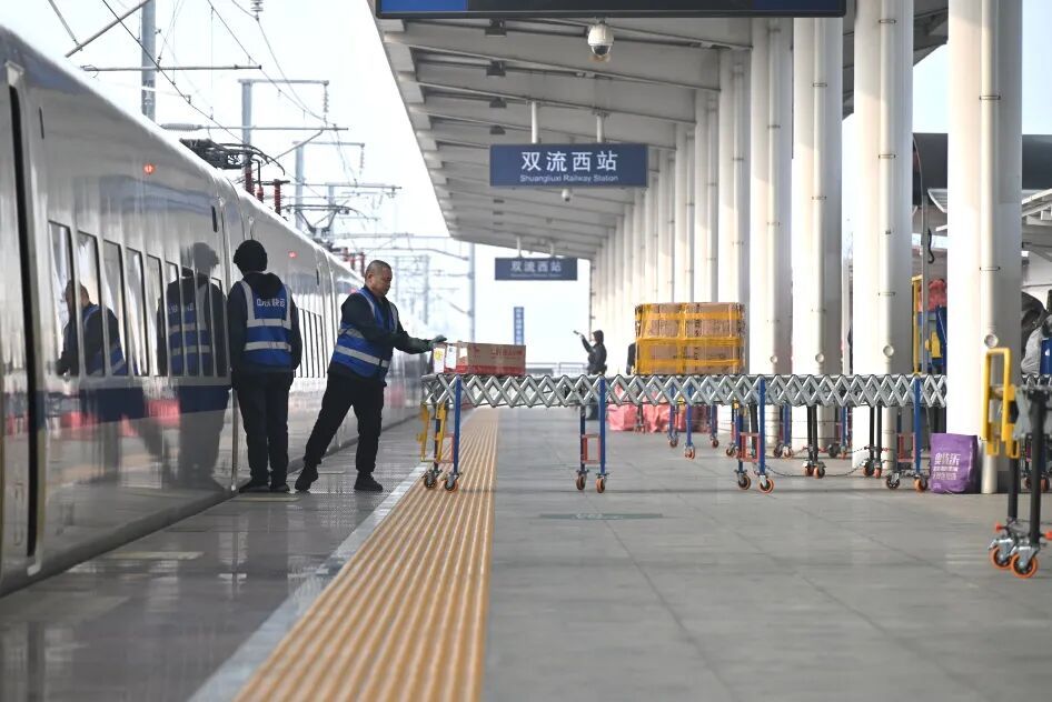 这对没有座椅的高铁快运列车，每天凌晨出发！