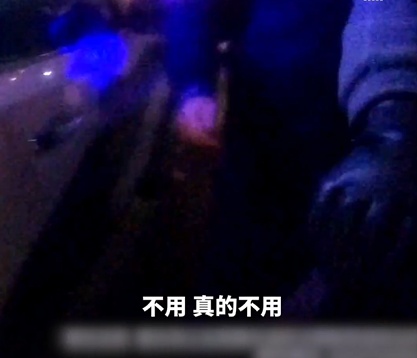 “不放心你啦，我们送你回去！”