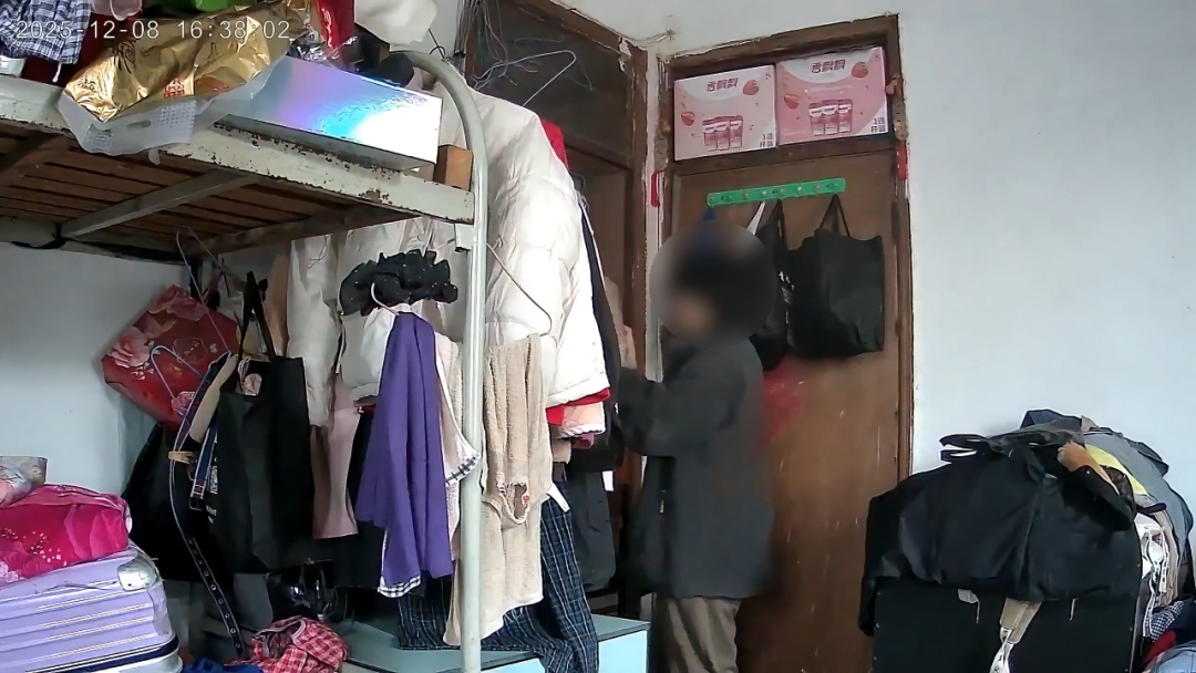 上海一男子暴力破坏门锁，闯入女邻居家中，事情的发展出乎意料……