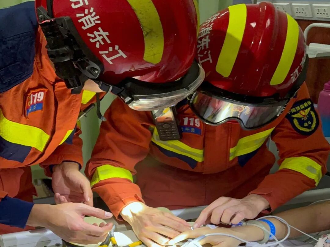 嵌入皮肉！女子的四镯一戒“逼停”救治