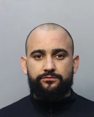 美国一男子开奔驰去农场偷牛油果被捕，只为给孩子买东西