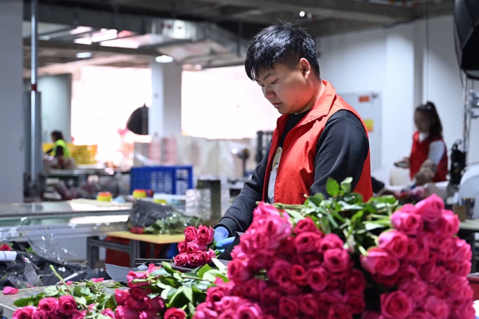 这对没有座椅的高铁快运列车，每天凌晨出发！