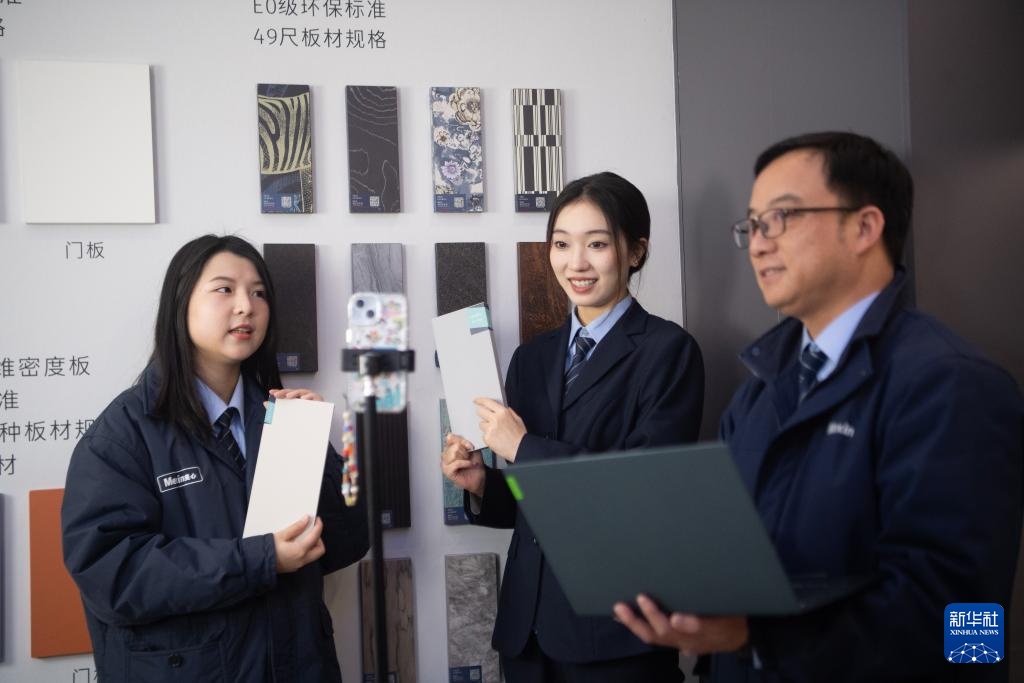 新职业故事丨跨境电商运营管理师：用网络“铺路” 助国货“走”向全球