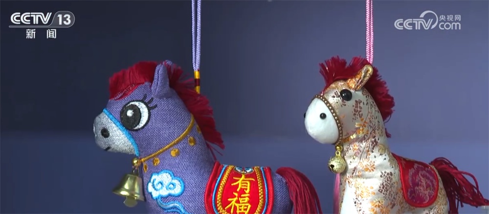 马元素受青睐助力节日消费市场“热起来” “花灯+文创”勾勒新年新图景