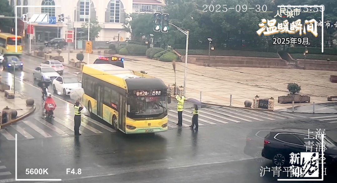 上海滚滚车流中，三人同一姿势，整整3个小时！这一幕动容