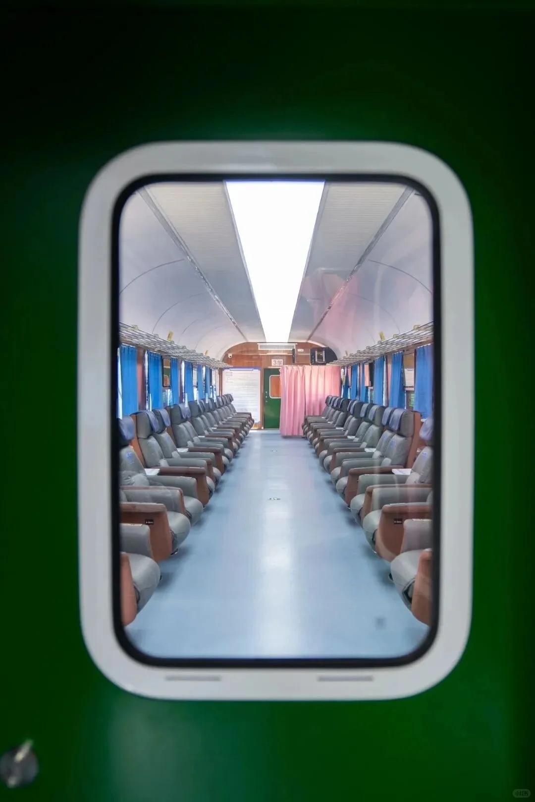 这个火车站用绿皮车提供免费住宿