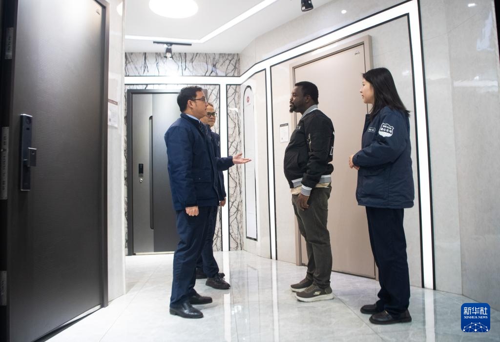 新职业故事丨跨境电商运营管理师：用网络“铺路” 助国货“走”向全球