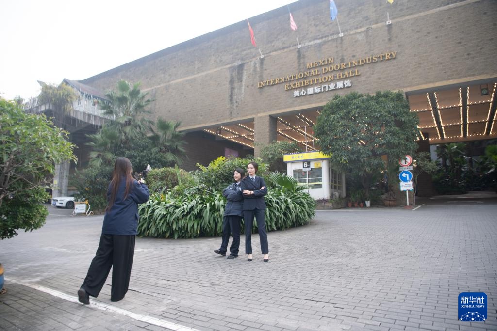 新职业故事丨跨境电商运营管理师：用网络“铺路” 助国货“走”向全球