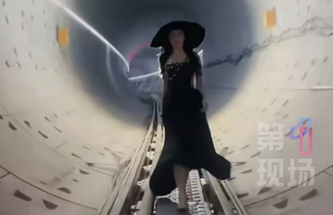 为拍“氛围感”,一女子擅闯深圳在建地铁隧道拍照,相关部门已介入调查 为拍“氛围感”,一女子擅闯深圳在建地铁隧道拍照,相关部门已介入调查