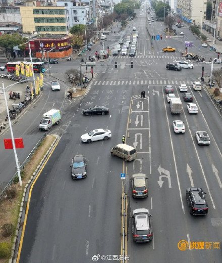 多辆车可同时掉头!江西一路口“上新” 多辆车可同时掉头!江西一路口“上新”