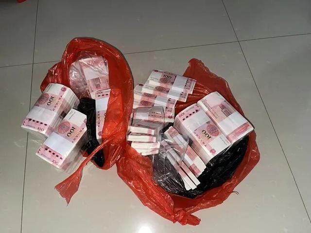 76万现金堆满出租车后座！临沂民警破门瞬间骗子正发"钱已到手"