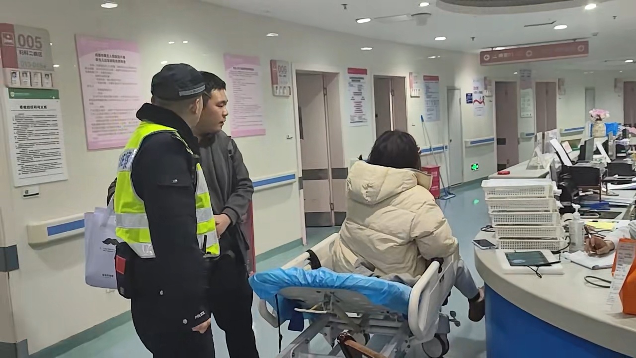 四川温江民警护送孕妇顺利就医