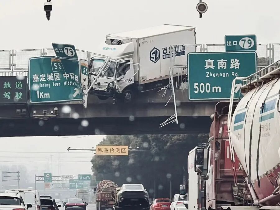 一辆车撞破护栏半悬在空中！上海警方：未造成人员受伤，排除司机酒驾毒驾嫌疑