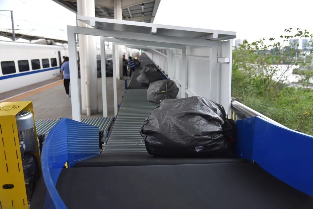 这对没有座椅的高铁快运列车，每天凌晨出发！