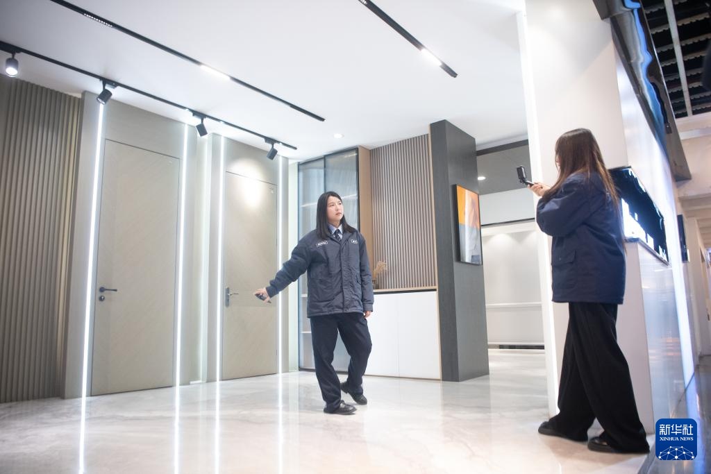 新职业故事丨跨境电商运营管理师：用网络“铺路” 助国货“走”向全球