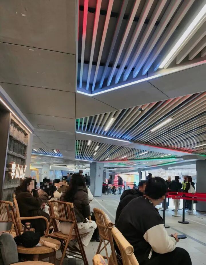 抢疯了！杭州有门店凌晨就大排长龙，一个号炒到400元！网友：怎么又火了？