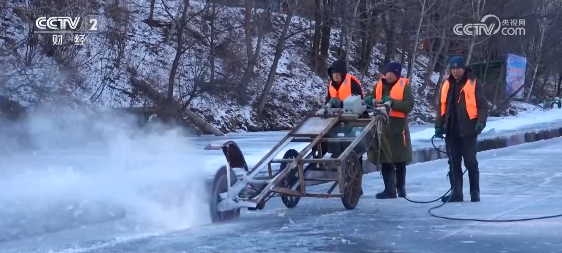 嬉冰雪、赏民俗、品美食 “冰雪+”释放独特吸引力 点燃冬日消费热情