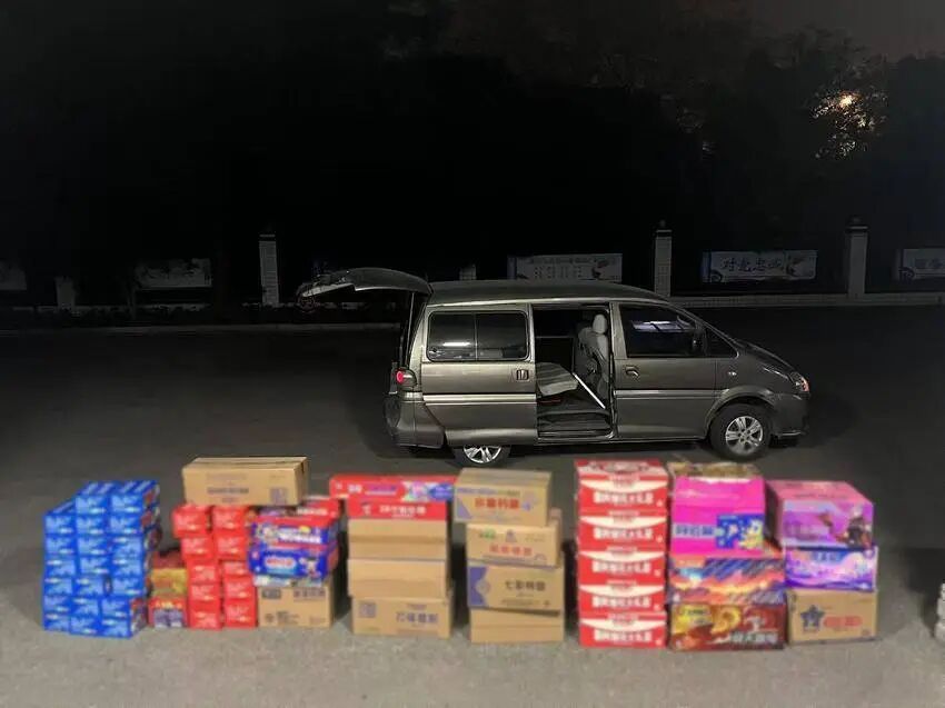 两男子因非法运输烟花爆竹被拘留