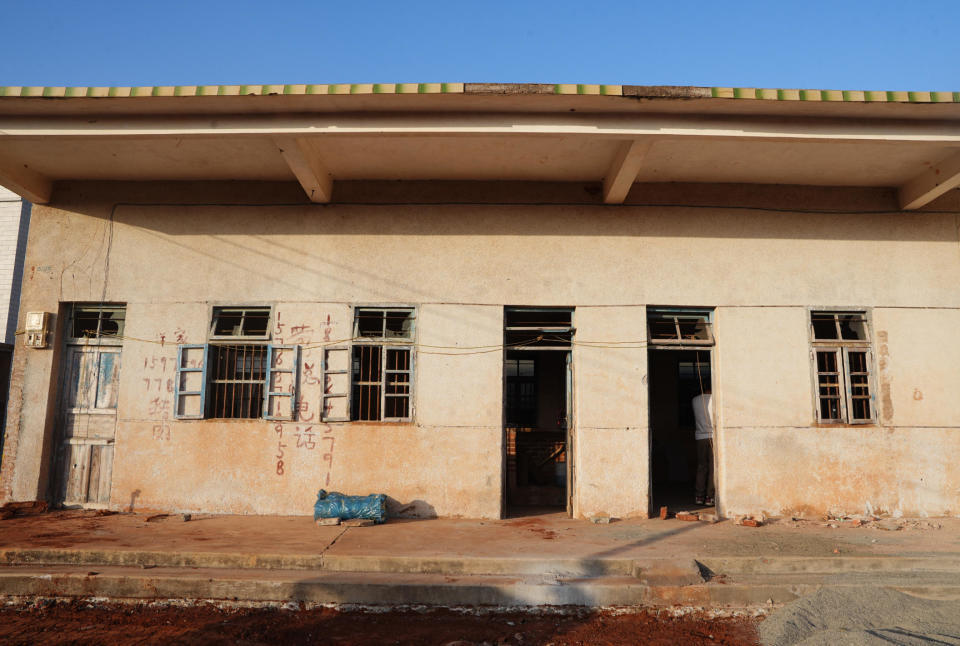 湖南“孤胆姐姐”24年为弟追凶案被告人判处死缓，姐姐在弟弟埋葬地哭着念判决结果