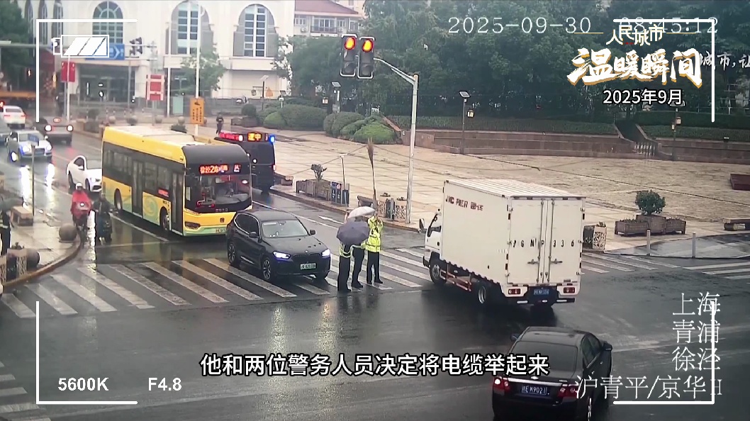 上海滚滚车流中，三人同一姿势，整整3个小时！这一幕动容